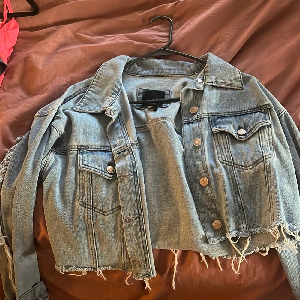 cute cropped jean jacket! US M!